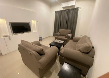 شقة بصالة جلوس وغرفتين نوم 