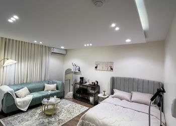 استديو بأثاث مريح وبسيط 