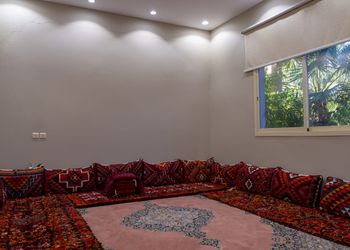 مزرعة بمناظر خلابة وجلسة خارجية 