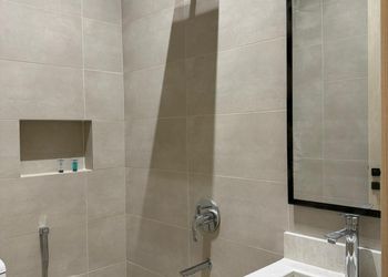 استديو بأثاث مريح وبسيط 
