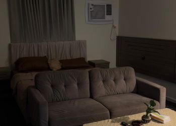استديو بأثاث مريح وبسيط 