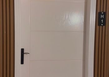 استديو بسرير ماستر وجلسة جانبية 