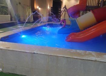شاليه بمسطح اخضر وجلسة خارجية 