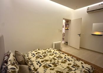 شقة فاخرهـ ببلكونة علوية وشرفة