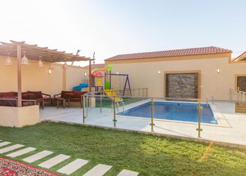 شاليه بمسطح اخضر وجلسة خارجية 