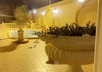 مزرعة بألعاب أطفال ومسطح اخضر