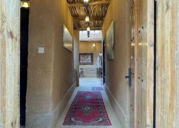 شاليه بطابع تراثي بجلسة خارجية  