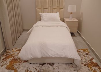 شقة بثلاث غرف نوم ومجالس