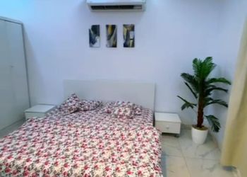 شاليه بجلسة تطل على مسبح خارجي 