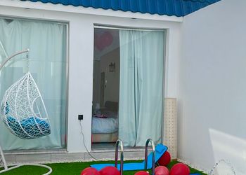 شاليه بمسطح اخضر وجلسة خارجية