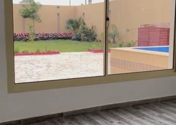 شاليه بألعاب مائية ومسطح اخضر