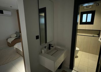 شقة بغرفة نوم وتصميم هادئ
