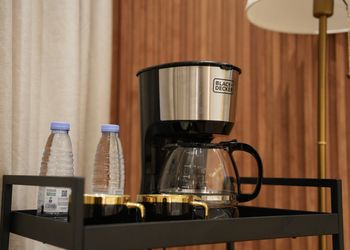 استديو بأثاث مريح وبسيط 