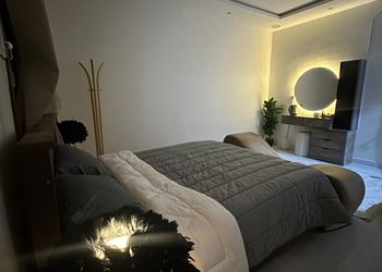 استديو بأثاث مريح وبسيط 