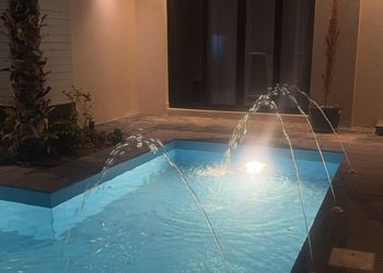 شاليه بمسطح اخضر ومسبح