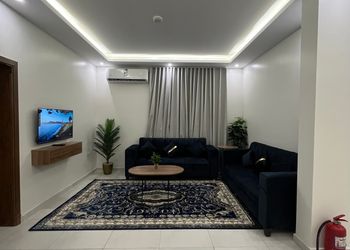 شقة بصالة وثلاث غرف نوم