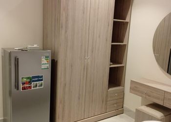 شقة بغرفة معيشة و غرفتين نوم
