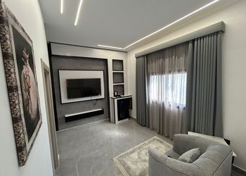 استديو بأثاث مريح وبسيط 