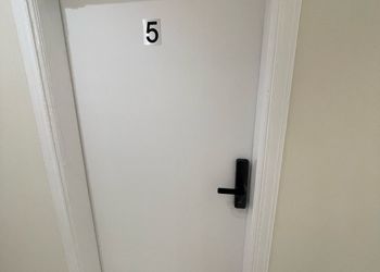 استديو بأثاث مريح وبسيط 