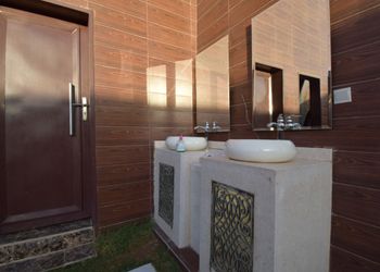 شاليه بمسطح اخضر وصاله وغرفة نوم