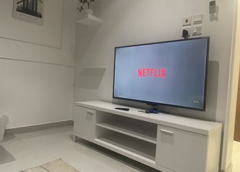 غرفة بأثاث مريح وبسيط 