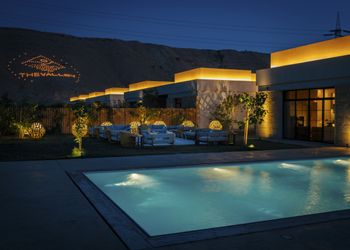 شاليه بمسطح اخضر وجلسة خارجية 