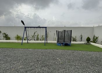 استراحة بمجلس مطل على الفناء الخارجي