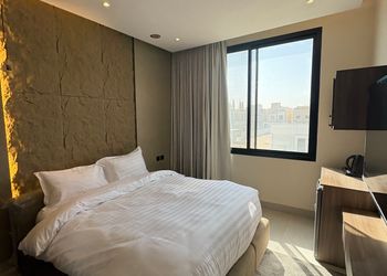 استديو بأثاث مريح وبسيط 