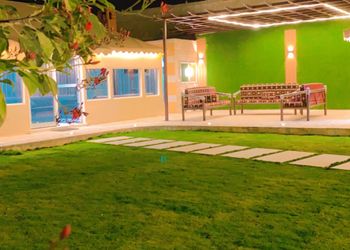 استراحة بمسطح اخضر وجلسة خارجية