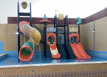 شاليه بألعاب مائية ومسطح اخضر