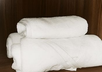 استديو بأثاث مريح وبسيط 