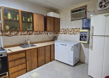 مزرعة بألعاب أطفال ومسبح