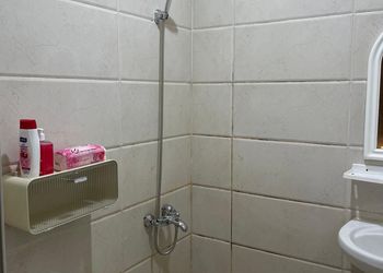 شقة بصالة جلوس وغرفة نوم 