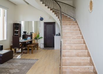 شاليه بمسطح اخضر وجلسة خارجية 