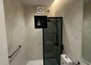 شقة بصالة وثلاث غرف نوم