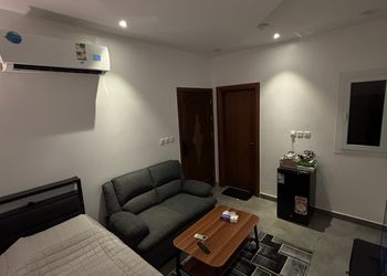استديو بأثاث مريح وبسيط 
