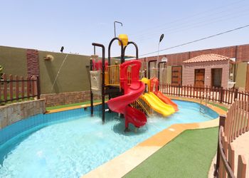 كوخ بجلسة خارجية وألعاب مائية