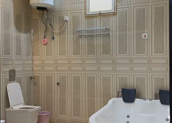 شاليه بمسطح اخضر وجلسة خارجية
