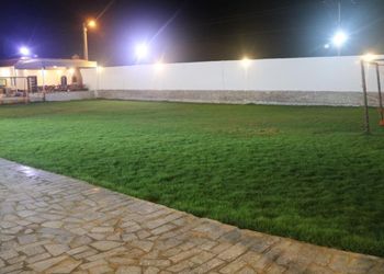 استراحة بمسطح اخضر وألعاب أطفال