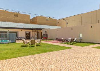 شاليه بمسطح اخضر وجلسة خارجية