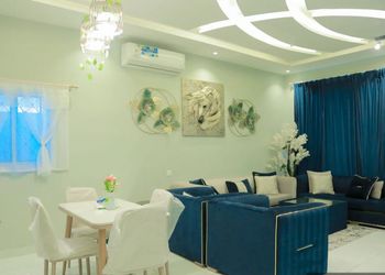 شاليه بجلسة تطل على مسبح داخلي 