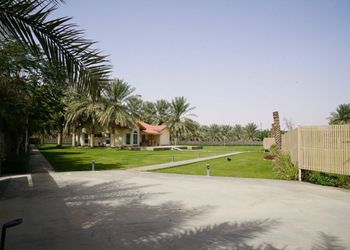 مزرعة بمسطح اخضر و مسبح