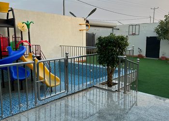 شاليه بجلسة تطل على مسبح خارجي 