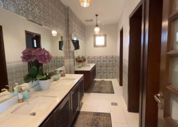 شاليه بمسطح اخضر ومسبح 