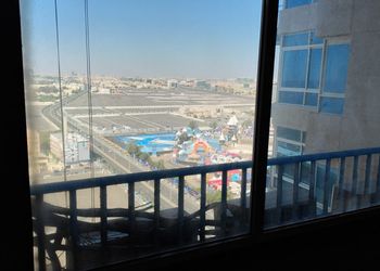 شقة بجلسة مطلة على البحر 
