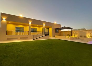 استراحة بمسطح اخضر ومجالس