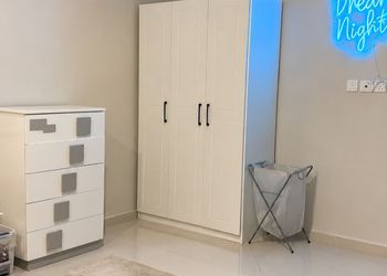 شقة بغرفة معيشة وغرفة نوم