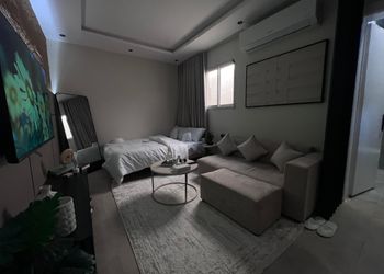 استديو بسرير ماستر وجلسة جانبية