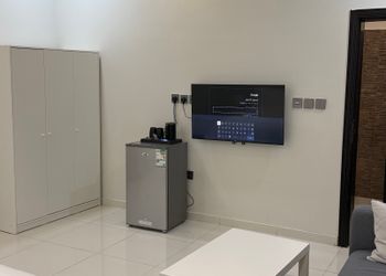 استديو بأثاث مريح وبسيط 