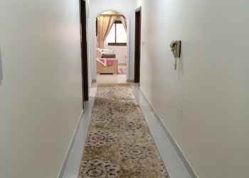 شقة بصالة جلوس وغرفتين نوم 